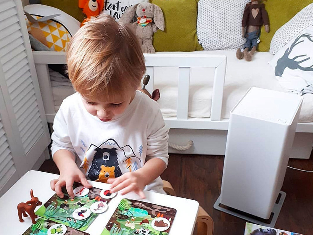 Мы поставили очиститель посреди комнаты, чтобы он очищал воздух быстрее и более равномерно Мы поставили очиститель посреди комнаты, чтобы он очищал воздух быстрее и более равномерно